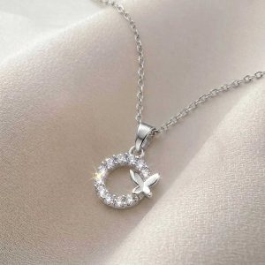 گردنبند مجلسی زنانه رنگ نقره‌ای طرح دایره نگین‌دار با پروانه ظریف