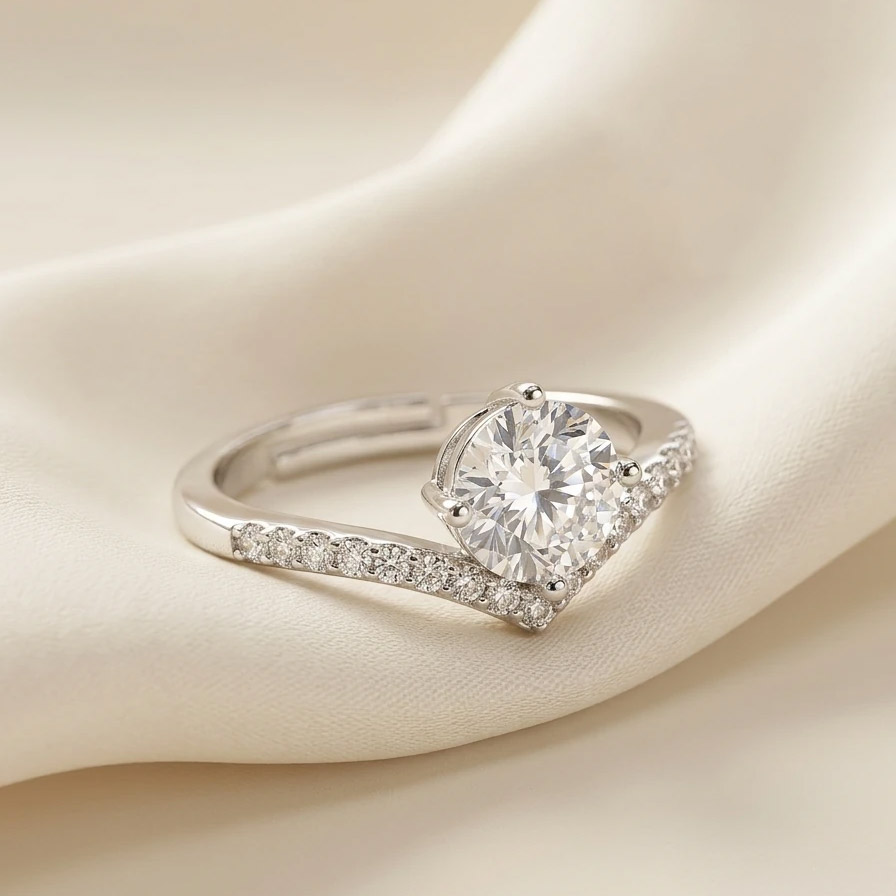 silver-color-round-solitaire-cz-ring-free-size انگشتر زنانه نقرهای رنگ فری سایز با یک نگین درشت و درخشان گرد در مرکز که روی یک رکاب هفتی شکل (V) پوشیده از نگینهای ریز قرار گرفته است.