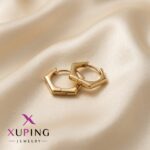 گوشواره حلقه‌ای ژوپینگ طلایی طرح چندضلعی سایز ۱.۸ سانت روی پارچه ساتن کرم